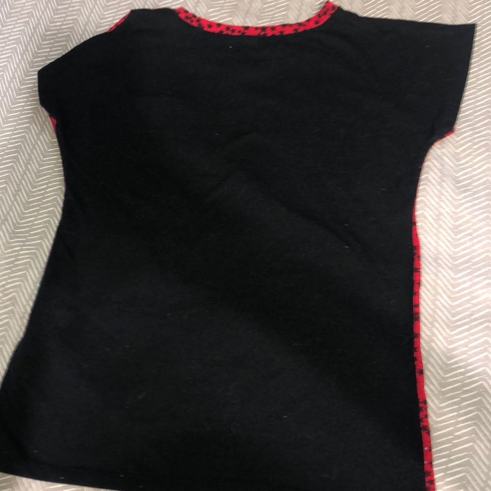 DKNY red with black stars T-shirt - Picture 3 of 3